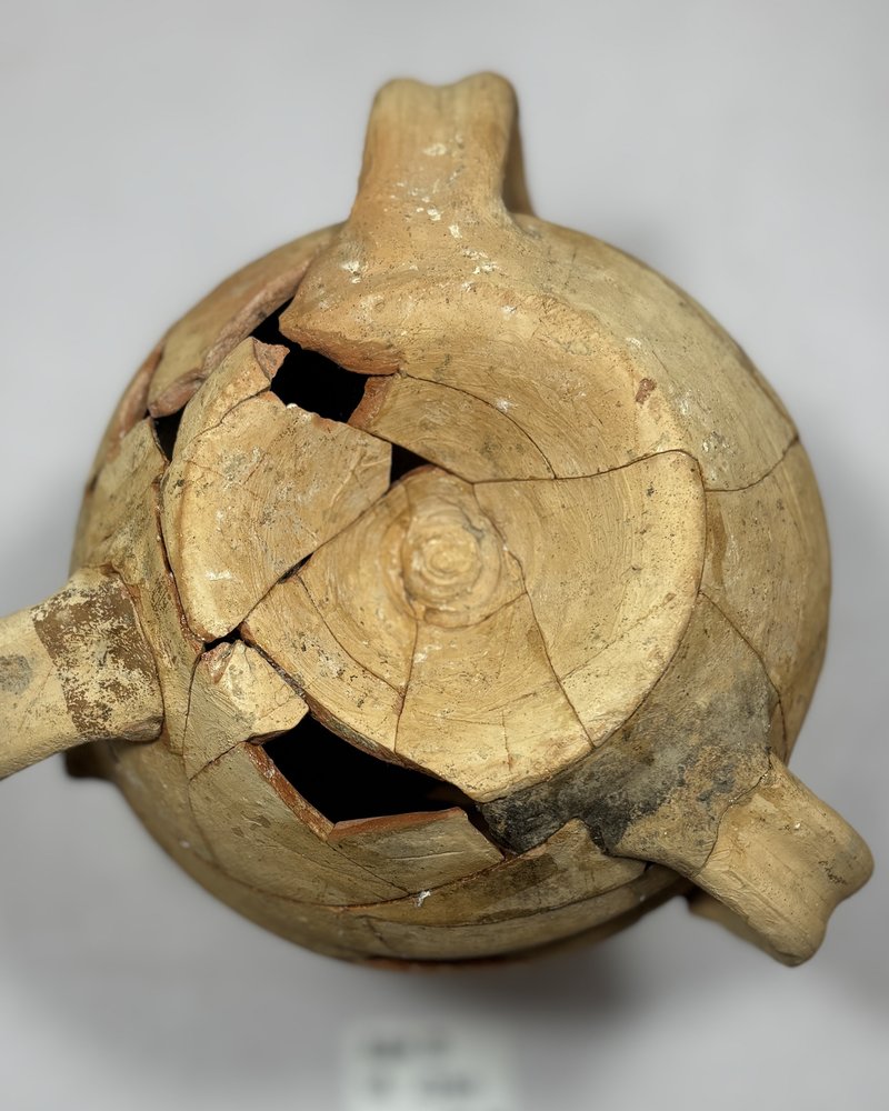 Vase archéologique fragmenté vu de dessus, avant remontage