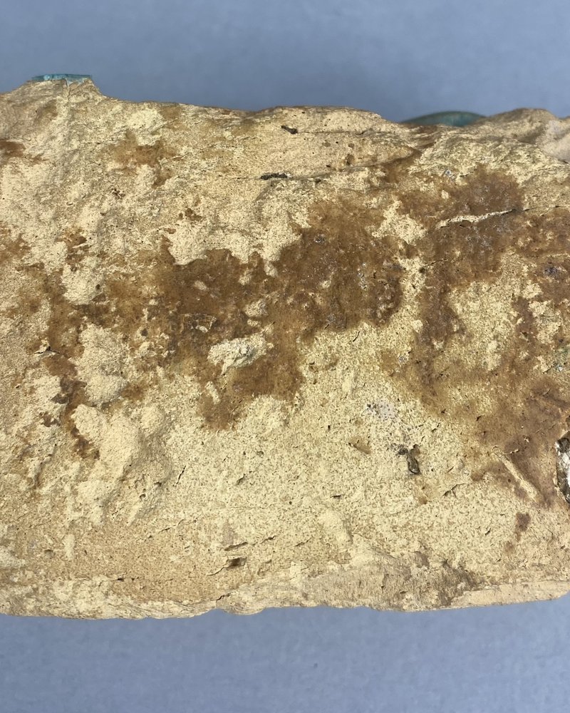 Bloc de terre contenant des objets archéologiques pris en masse