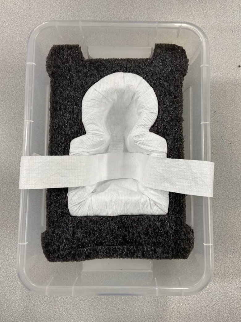 Buste en marbre calé et sanglé dans une boîte de conservation sur mesure