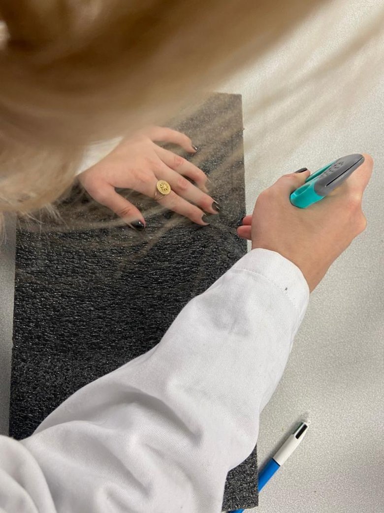 Découpe sur mesure d'une mousse de calage Plastazote au cutter