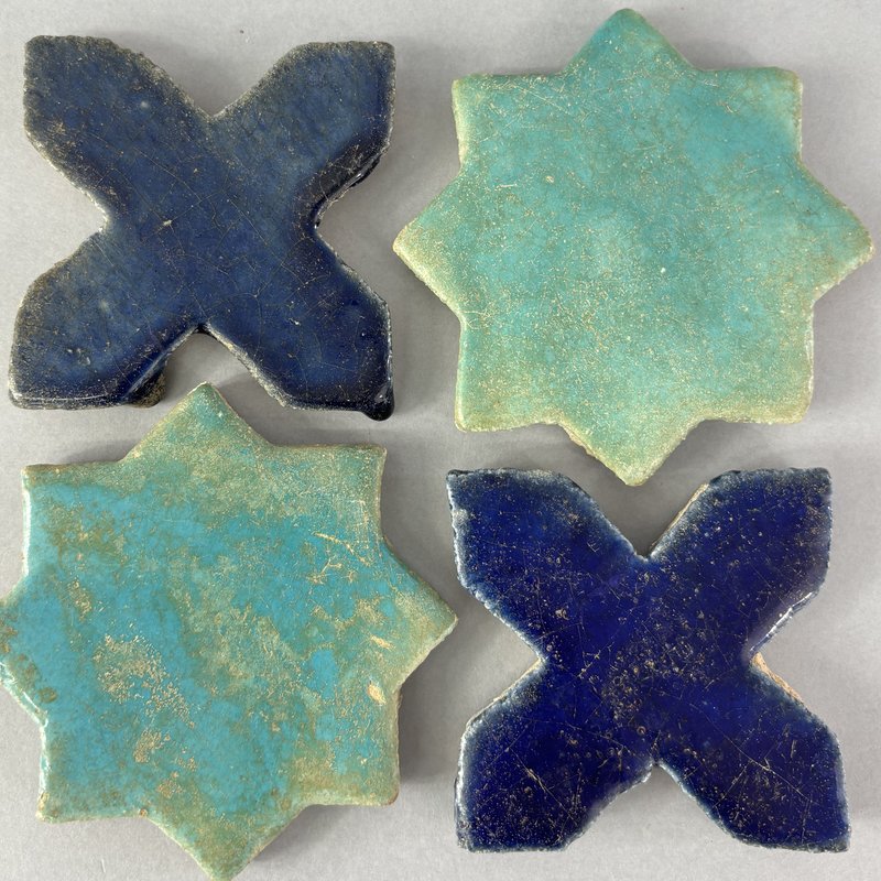 Carreaux étoilés et cruciformes à glaçure monochrome bleue et turquoise