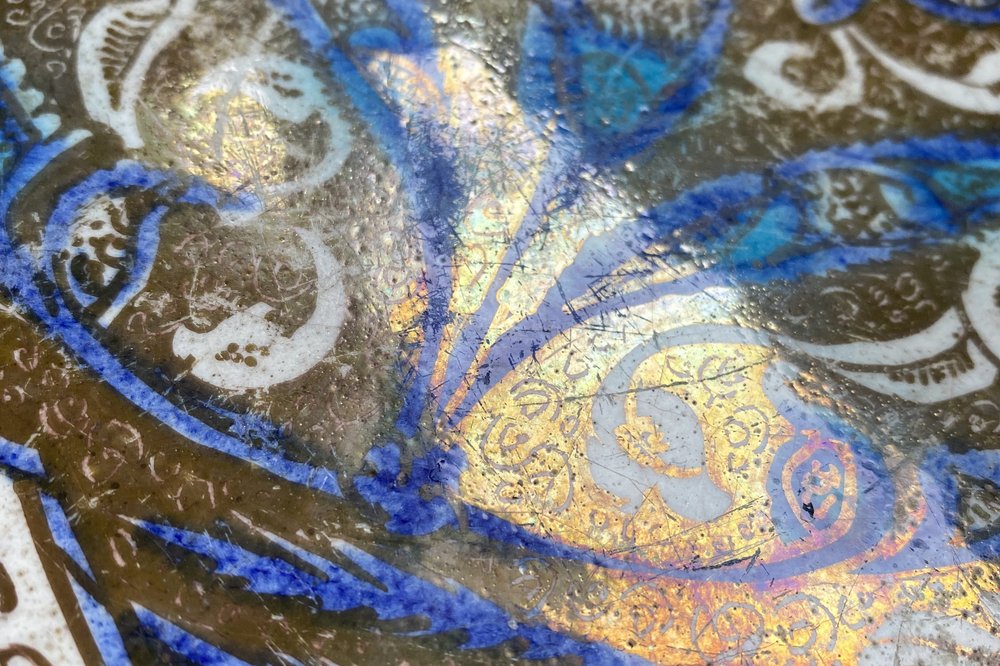 Détail macroscopique des reflets irisés du lustre métallique
