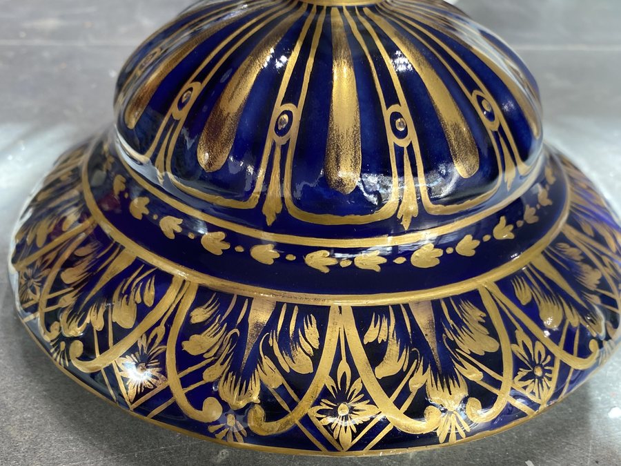Détail d'un couvercle en porcelaine à décor bleu et or
