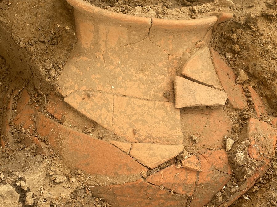 Vase en terre cuite dégagé en cours de fouille
