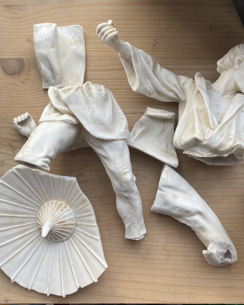 Fragments d'une figurine en porcelaine avant remontage