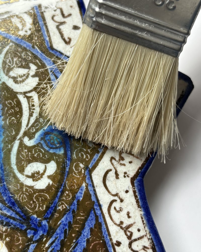 Nettoyage à la brosse douce d'un carreau à lustre métallique