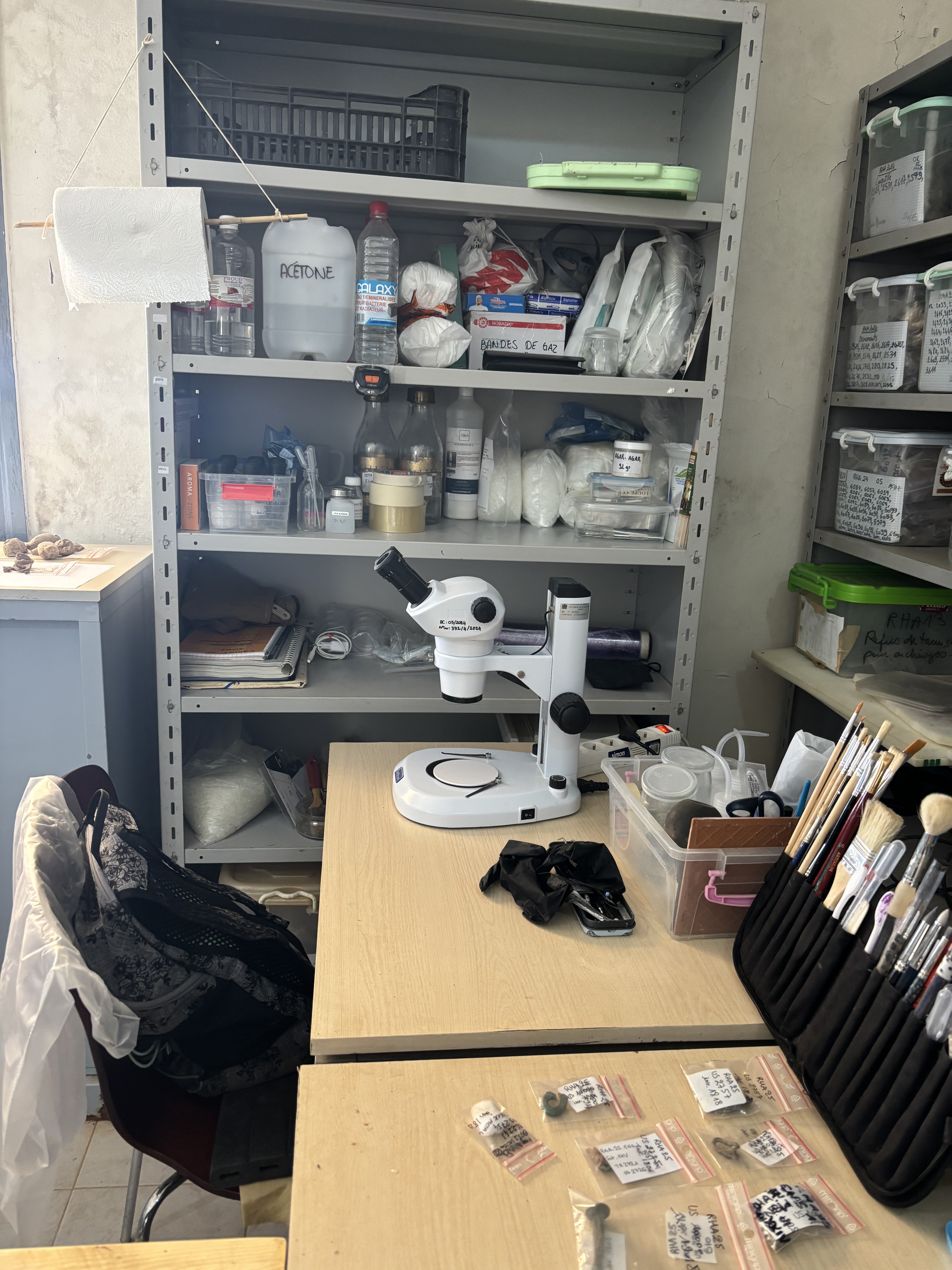 Laboratoire de terrain : microscope et mobilier archéologique conditionné